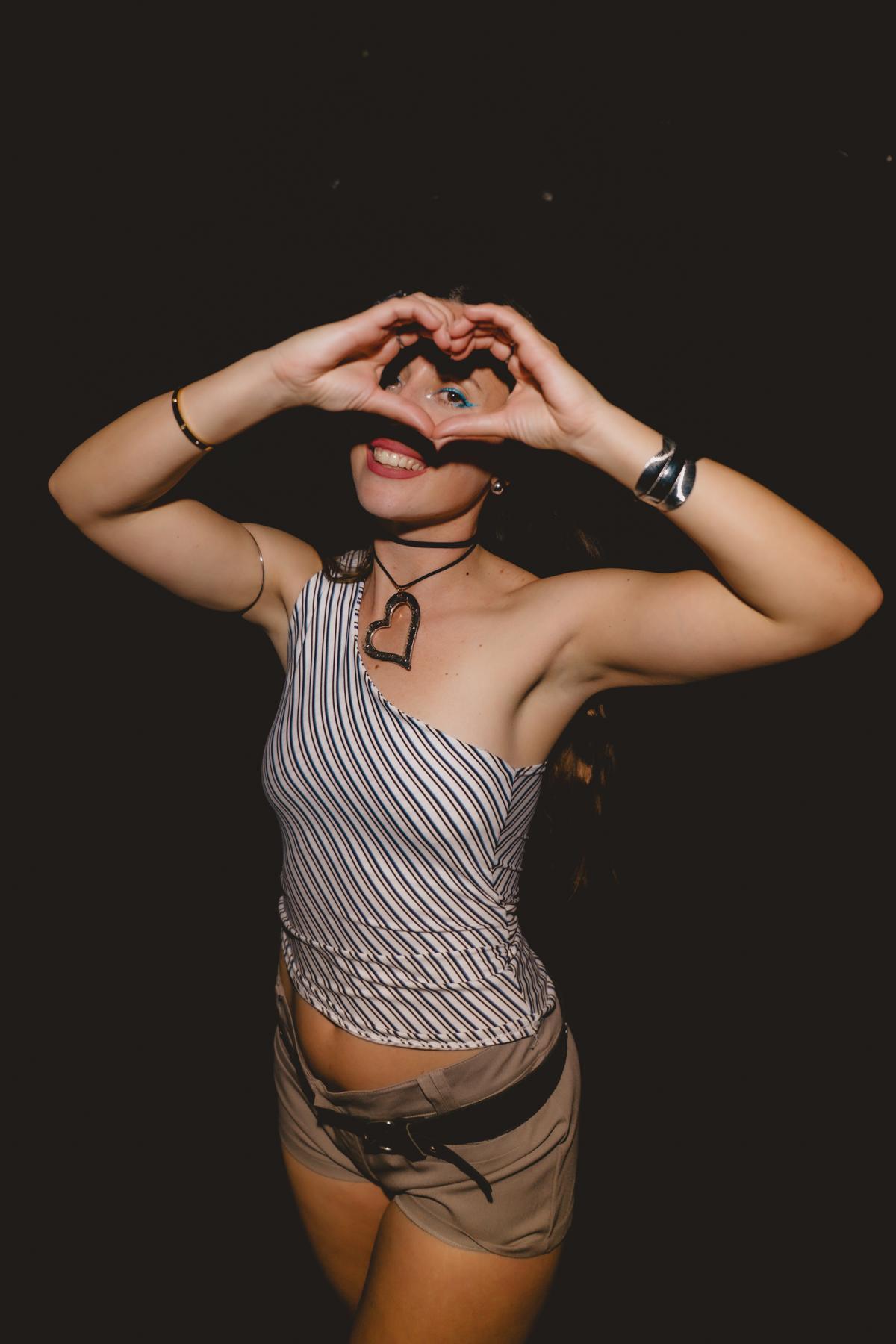 Cin Santini con las manos en forma de corazón sobre el rostro