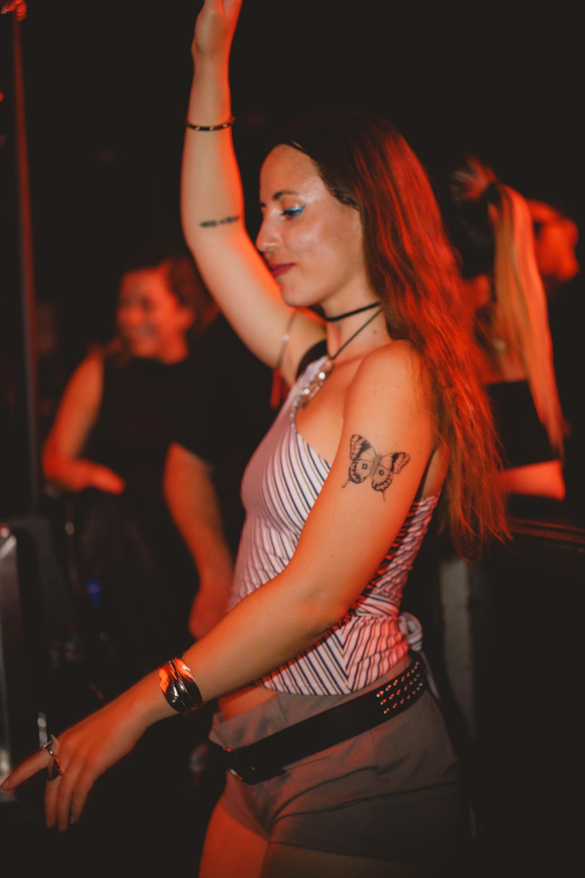 Cin Santini bailando con la mano en alto